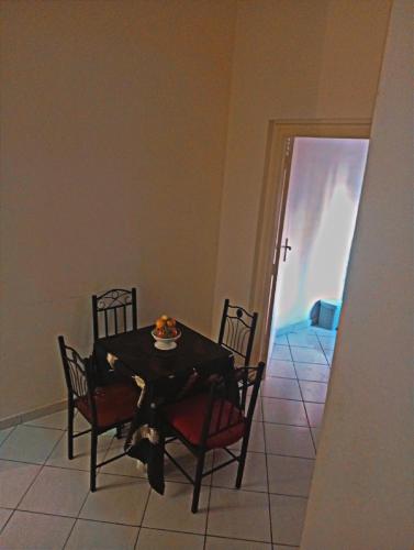 City center air-conditioned Studio Well equipped with 5G WIFI and smart tv (City Center 5G Tech Suite 5min to Beach, 1min to Souk El Had, 7 Step Osmosis Water, MegaLife 25L and) in 암세르나트