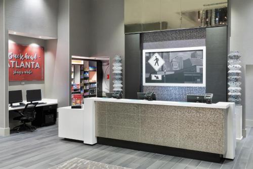 ล็อบบี้, แฮมป์ตัน อินน์ แอนด์ สวีทส์ แอตแลนตา บัคเฮด เพลส (Hampton Inn & Suites Atlanta Buckhead Place) in แอตแลนตา (GA)
