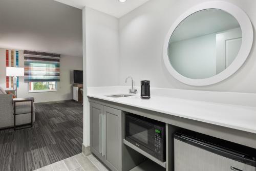 Hampton Inn & Suites Atlanta Buckhead Place - image 30