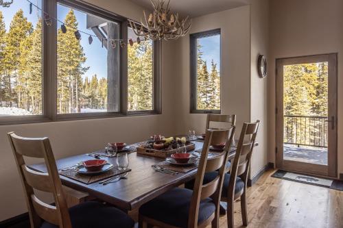 Moonlight Mountain Home 38B Cowboy Heaven in Big Sky, USA