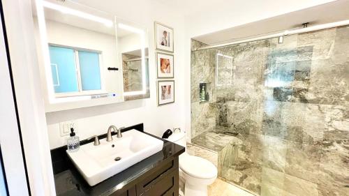 Pool! Best location! Steps to the water! Kid friendly! in Miami, USA