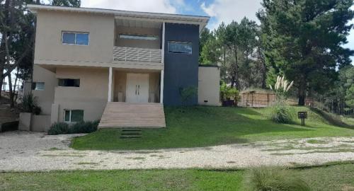 Casa en barrio bosque,costa esmeralda