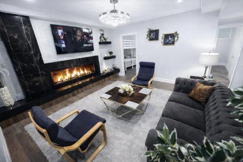 Three-Bedroom Deluxe Apartment