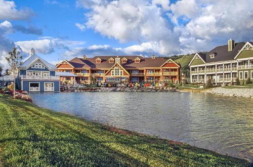 Vedere exterior, Embarc - Blue Mountain in The Blue Mountains (ON)