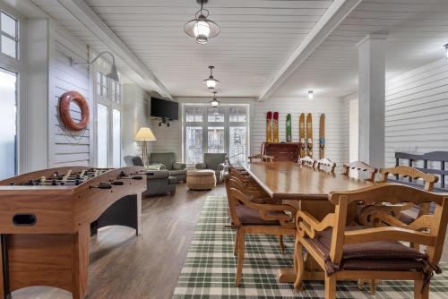 Sport şi activităţi, Embarc - Blue Mountain in The Blue Mountains (ON)