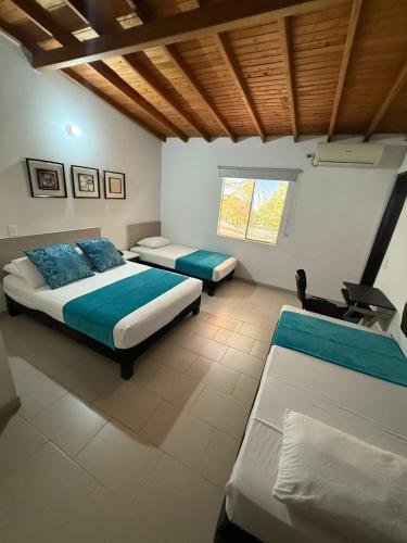 1 double bed, 2 twin beds