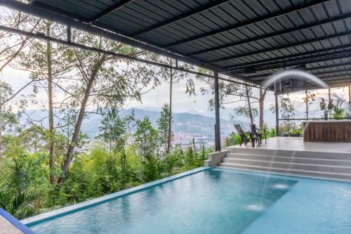 Villa de lujo con piscina y vista a la ciudad