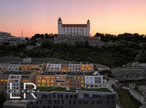 Castle-side Luxury Residence on Danube River bank,Free Parking, Bratislava