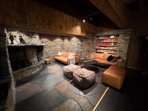 gedeelde lounge/tv-ruimte, Cozy Mountain Beito - 18 sengeplasser - bilijard in Beitostolen