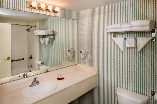 Williamsburg Woodlands Hotel & Suites, an official Colonial Williamsburg Hotel - 화장실