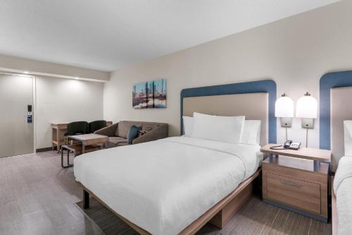 2 queen beds, 1 sofa bed