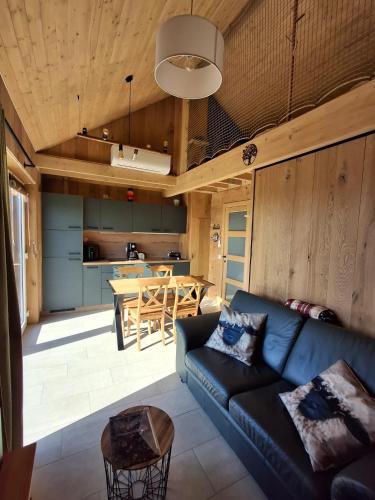 virtuve, Chalet charme et bien-être Jacuzzi et nature près de Durbuy (Chalet charme et bien-etre Jacuzzi et nature pres de Durbuy) in Villers-Sent-Ģetrtūde