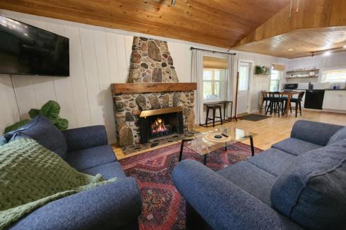 Steps to Beach-Hot Tub-Fireplace-Northern Original in Traverse City, USA
