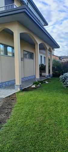 HUMANITHAS, Appartamento in Villa in 皮耶韋埃馬努埃萊