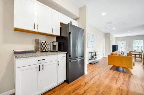 Kitchen, Spacious mid-century modern 3bed house in Atlanta University Center