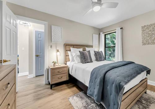15% off! Front porch w/ Wi-Fi & Private Parking in Gibsonville, USA