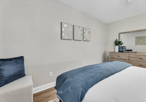 15% off! Front porch w/ Wi-Fi & Private Parking in Gibsonville, USA