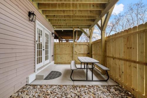 Stylish home close to Louisville NuLu & downtown - image 2