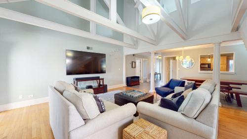 665 Queens Grant - image 4
