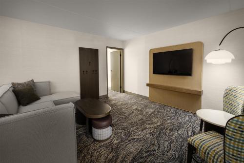 Embassy Suites by Hilton Cincinnati Northeast - Blue Ash - image 17