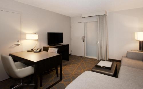 Embassy Suites by Hilton Cincinnati Northeast - Blue Ash - image 40