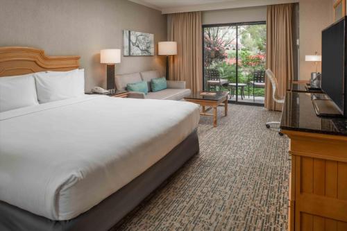 DoubleTree by Hilton Sonoma - Wine Country Room Type - King Room with Balcony and Courtyard View