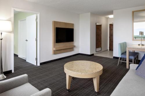 2 queen beds, 1 sofa bed