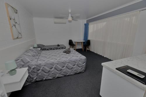 1 queen bed, 1 twin bed