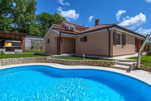 Family friendly house with a swimming pool Visnjan, Central Istria - Sredisnja Istra - 25128 – khách sạn tại Visnjan