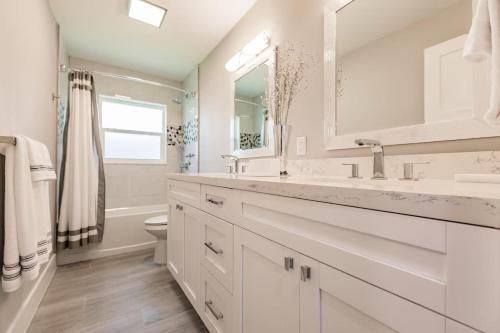 New listing! Everything is new! Private home w/ salt water pool and spa - image 5