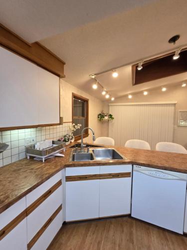 cozy 5bd single -family home in Longmeadow in Springfield (MA)
