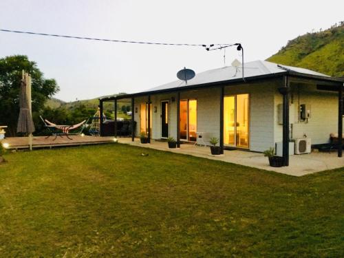 Somerview Cottage - Somerset Dam, QLD in Hazeldean
