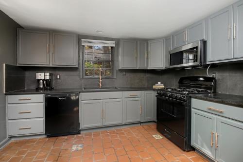 Designer 2 Bedroom Apt near Emory in Emory