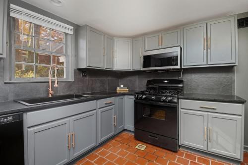 Designer 2 Bedroom Apt near Emory in Emory