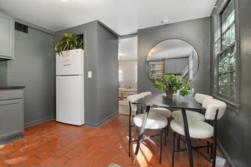 Designer 2 Bedroom Apt near Emory in Emory