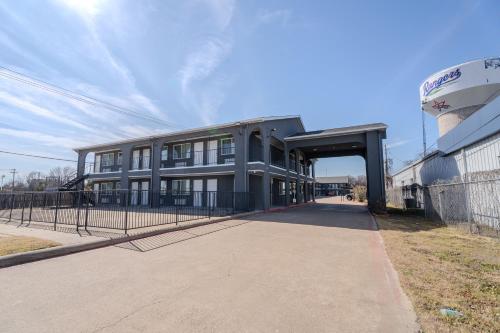 Executive Inn of Arlington - image 39