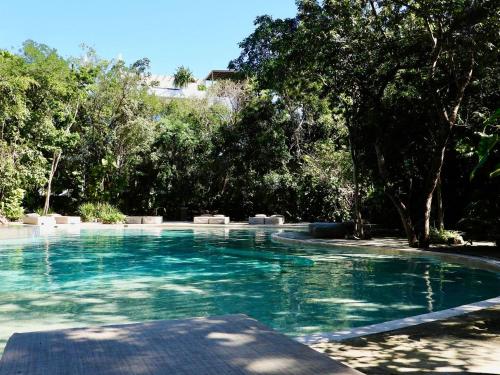 NEW! YaxxLum 2BR, pool, jacuzzi HoTube HeusHaven