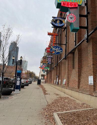 Private Rooms in a 2 Bedroom Condo Downtown Central Edmonton Non Smoking in Edmonton (AB)