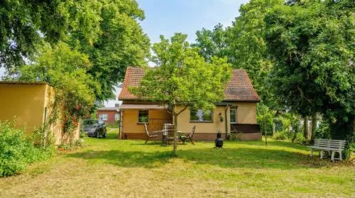 Träumen unter Bäumen - Omas lütte Obstbutze am See in Lübstorf, Deutschland