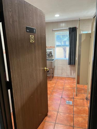 Palm Hotel Near LAX Airport near Redondo Beach