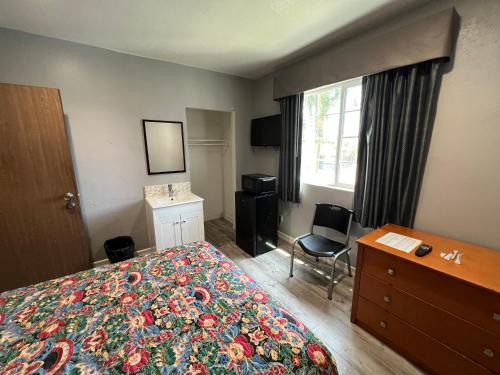 Palm Hotel Near LAX Airport near Redondo Beach