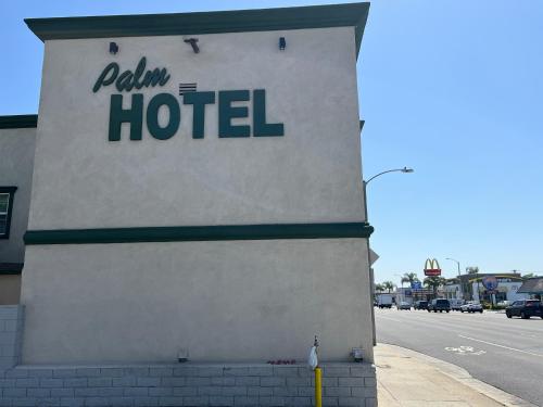 Palm Hotel Near LAX Airport near Redondo Beach