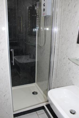 Twin Room with Shower