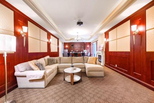 Bright Peaceful 2BR Retreat Near UBC Downtown – khách sạn tại Arbutus Ridge