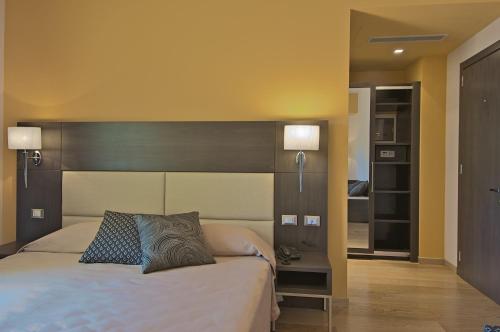 1 queen bed, 1 twin bed