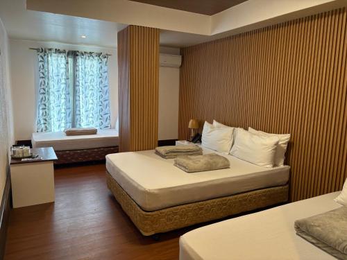 1 queen bed, 1 twin bed