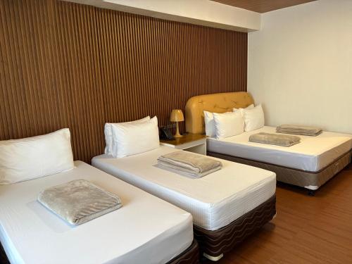 1 queen bed, 2 twin beds