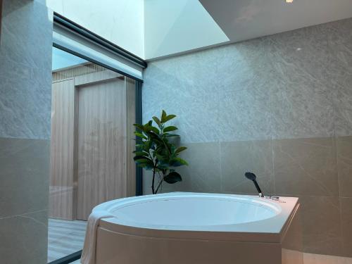 room detail thumbnail 2