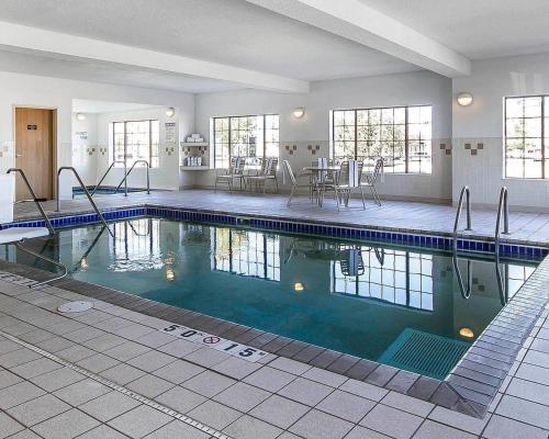 Swimming pool, Comfort Inn Owatonna near Medical Center in Owatonna (MN)
