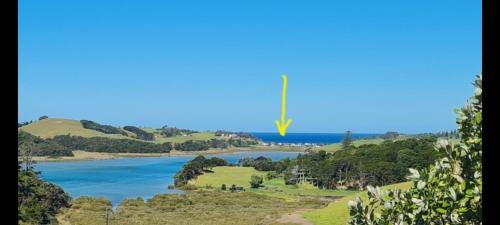 Apkārtne, Kiwi bach at a secluded Northland East Coast beach in Taiharuru